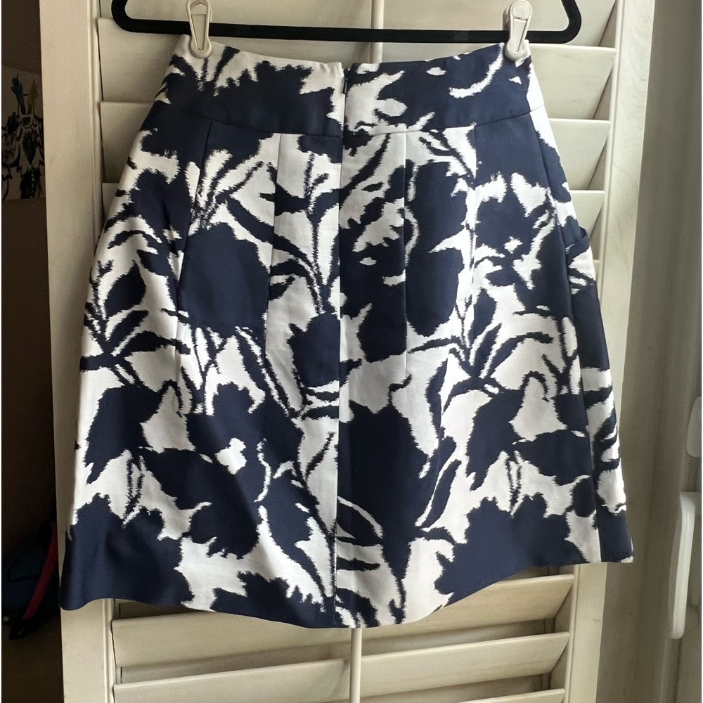 Oscar de la Renta knee length pleated skirt with pockets.